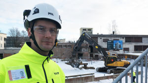 Juha Pöntinen. Projektledare Juha Pöntinen framför grävmaskinen som river Valkolinna.