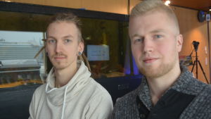 Aquadrone - flytande drönare som samlar upp alger i vattnet är Lauri Paloheimos och Harri Heikkinens förslag. Harri Heikkinen och Lauri Paloheimo presenterade sina flytande drönare vid pitchen.