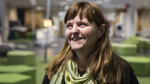 Susanne Ådahl säger att vi måste göra ändringar i vårt samhälle för att vi inte ska stressa ihjäl oss. Susanne Ådahl, tutkija, lääketieteen antropologia