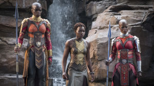 Dora Milajes general Okoye (Danai Gurira) och Nakia (Lupita Nyong'o) Okoye (Danai Gurira) och Nakia (Lupita Nyong'o) ser bekymrade ut.