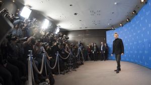 Willem Dafoe under Berlins filmfestival 2018. Willem Dafoe poserar inför tiotals pressfotografer.