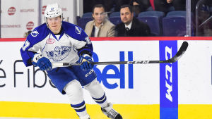 Jonne Tammela gör sin tredje säsong i Nordamerika. Jonne Tammela i Syracuse Crunch-tröjan.