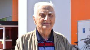 Arne Svanson Närbild, porträtt, på Arne Svanson, en man med brun jacka och randin t-skjorta, utanför K-market i Hangö.