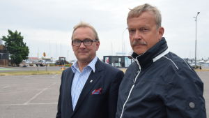 Stadsdirektör Denis Strandell och Torbjörn Ekholm, Sfp. två män på parkeringsplats.