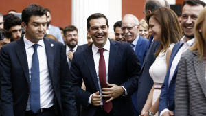 Det var idel glada miner i Bryssel förra veckan då eurogruppen beslöt om lättnader så att Grekland kan lösgöra sig från det åtta år långa stödprogrammet. Premiärminister Alexis Tsipras i mitten Det var idel glada miner i Bryssel förra veckan då eurogruppen beslöt om lättnader så att Grekland kan lösgöra sig från det åtta år långa stödprogrammet. Premiärminister Alexis Tsipras i mitten