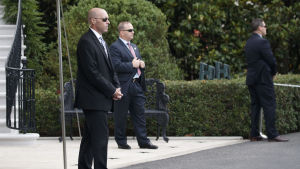 Medlemmar av den amerikanska hemliga polisen Secret Service utanför Vita Huset. Bild på män från amerikanska säkerhetsorganisationen Secret Service.