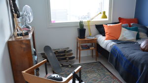 Ett av rummen i hus nummer 19, som bara är inrett med begagnade prylar. ett rum inrett med enbart begagnade prylar. skateboards, fläkt, en gul lampa och en gammal matta finns till exempel i rummet.