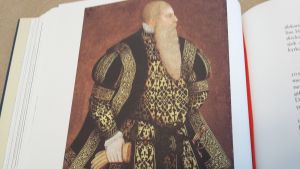 Den här dräkten på kung Gustav Vasa har sömmerskan Anita Sandholm också återskapat. Ekenäsguiden Anne Ingman har låtit sy upp Gustav Vasas kläder för sina tidsresor