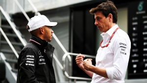 Lewis Hamilton och Toto Wolff diskuterar.