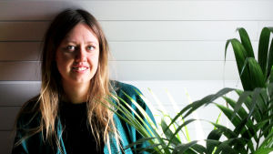 Mia Haglund använder ofta mindfulnessmetoder för att minska stressen. Leende kvinna i halvbild.