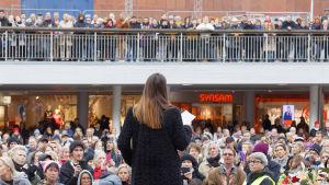 Metoo-demonstrationerna lockade mycket folk till Sergels torg i Stockholm hösten 2017. En talare och hundratals mänskor som lyssnar på Sergels torg i Stockholm.