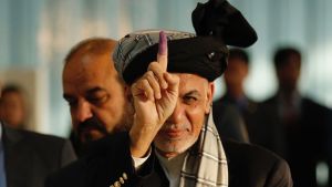 Den ytterst impopulära presidenten Ashraf Ghani vägrar att avgå för att ge rum åt en eventuell övergångsregering. Den impopuläre presidenten Mohamma Ashraf Ghani försöker bli omvald i presidentvalet den 20 april nästa år