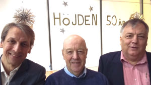 Kjell Ekholm, Stig Granström och Mats Lagerstam var inbjudna för att berätta om den fina nya skolan de fick flytta in i hösten 1968. Tre glada män och i bakgrunden texten Höjden 50 år.