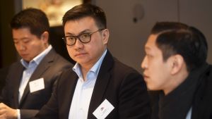 Presskonferens i Helsingfors den 7 december med företrädare för det konsortium som vill köpa Amer Sports aktier. Från vänster Andrew Huang (Fountainvest Partners), James Zheng (Anta) och Dennis Tao (Anta) Tre affärsmän sitter vid ett bord. Presskonferens i Helsingfors den 7 december med företrädare för det konsortium som vill köpa Amer Sports aktier.