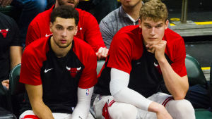 Zach LaVine skjuter hellre än passar. Zach LaVine och Lauri Markkanen sitter på bänken.