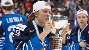Anton Lundell fyller 18 år den 3 oktober. Anton Lundell lyfter JVM-pokalen.