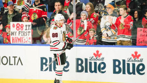 Chicagos Patrick Kane besökte Buffalo. Chicagos Patrick Kane i Buffalo.