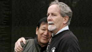 Krigsveteranerna, Ho Sy Hai som stred för de nordvietnamesiska trupperna och amerikanska Frank Corcoran, lider båda av sjukdomar orsakade av växtgiftet Agent Orange. De kämpar för att USA ska betala ersättningar åt offren. Krigsveteranerna, Ho Sy Hai som stred för de nordvietnamesiska trupperna och amerikanska Frank Corcoran, lider båda av sjukdomar orsakade av växtgiftet Agent Orange. De kämpar för att USA ska betala ersättningar åt offren.