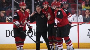 Den skadade centern Derek Stepan hjälps av isen av fyramålsskytten Brad Richardson (till vänster). Den skadade centern Derek Stepan hjälps av isen av fyramålsskytten Brad Richardson (till vänster).
