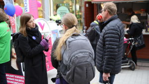 Li Andersson kampanjerar på gågatan i Åbo. Li Andersson kampanjerar på gågatan i Åbo.