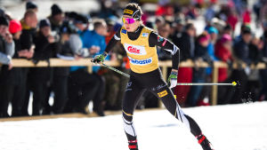 Laura Mononen och Hämeenlinnan Hiihtoseura leder stafettcupen. Laura Mononen åker fristil