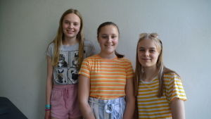 Från höger: Rebecca Eiriksson, Julie Ringrold och Maria Gravråkmo. Tre flickor står på rad och ler