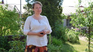 Katarina Forssell säger att boendes och personalens hälsa måste gå framför nostalgiska skäl att stanna kvar i Almahemmet om det visar sig vara hälsoskadligt. Katarina Forsell i Almahemmets grönskande trädgård.
