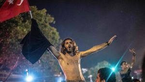 En man med bar överkropp firar oppositionens seger i borgmästarvalet i Istanbul.