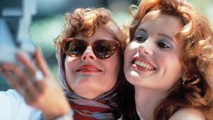 Kahden naisen automatkasta kertova Thelma & Louise (1991) oli monelle naiselle vallankumouksellinen elokuva. Louise (Susan Sarandon) och Thelma (Geena Davis) står tätt tillsammans och tar ett foto av sig själva.