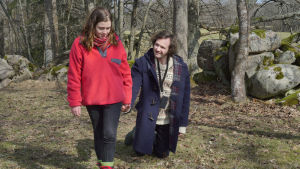 Gösta (Vilhelm Blomgren) gör vad som helst för att glädja sin ambivalenta flickvän Melissa (Amy Deasismont) – som att gå skogspromenad på knäna. Melissa (Amy Deasismont) går hand i hand med Gösta (Vilhelm Blomgren) som går på knäna ute på en äng.