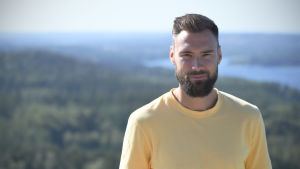 Tim Sparv har sagt att han gärna velat fira en Nationaldag i Vasa. Tim Sparv ser in i kameran.