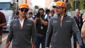 Lando Norris stannar, men Carlos Sainz flyttar till Ferrari. Lando Norris och Carlos Sainz promenerar.