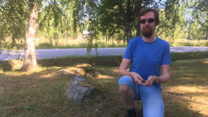 Peter Nyman invid stenen där myntet hittades Peter Nyman bredvid stenen där myntet från 1661 hittades