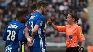 Stéphanie Frappart fick i slutet av april dömma Ligue 1-matchen mellan SC Amiens och RC Strasbourg. Stéphanie Frappart i sin första Ligue 1-match.