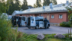 En mängd polisbilar har redan lämnat platsen kring Estbacka daghem. Poliser vid polisbil.
