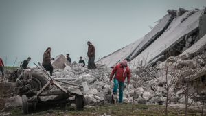 FN anklagar USA, Ryssland och den syriska regeringen för krigsförbrytelser då de utfört urskiljningslösa attacker mot civila Syrien och Ryssland inledde i april en massiv markoffensiv, inklusive flygattacker, mot rebellkontrollerade områden i Idlib. Attackerna har krävt flera hundra civila offer enligt FNt