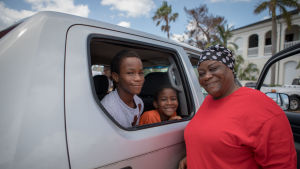 Joyce Tate som bor på Grand Bahama förlorade allt i orkanen. Hon är lättad av hjälpen hennes familj får, för myndigheterna har inte kommit till undsättning. En kvinna till höger och två barn till vänster i bilen.