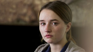 Kaitlyn Dever spelar den våldtagna Marie Adler. Kaitlyn Dever spelar den våldtagna Marie Adler.