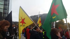 Demonstranterna samlades på Senatstorget och marscherade därifrån till Ode och en del samlades också framför riksdagshuset. Demonstration vid riksdagshuset. Irakier deltar.