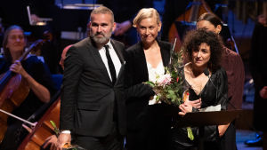 Vinnarna av filmpriset ser in i kameror och ser glada ut. Vinnarna av filmpriset ser in i kameror och ser glada ut.
