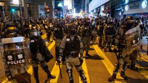 Polisen anklagas för att ha använt oproportionerligt våld mot demonstranter, som allra oftast är obeväpnade. Kinesiska medier kräver tuffare tag i Hongkong, men nämner inte det ökande våldet mot demokratiaktivister