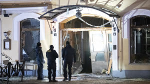 Ett mål för polisen är att trygga allmänhetens säkerhet. Ett sätt för polisen är göra det är att se till att polisen syns i gatubilden. Polisen undersöker en sprängning vid ingången till en nattklubb i mars 2019.