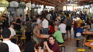 I Singapore har alla gatukök flyttats in i övertäckta saluhallar. De här så kallade mattorgen är oerhört populära. Mathall i Singapore.