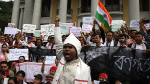 Den 11 december stiftade det indiska parlamentet en lag som ger medborgarskap åt flyktingar från Pakistan, Bangladesh och Afghanistan om de kommit till Indien före 2015. Men lagen exkluderar muslimer. Bild från demonstration i Bangalore i Indien mot. På bilden syns en vitklädd man i förgrunden som räcker upp sin knutna näve ovanför hvuudet.
