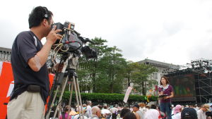 Taiwans massmedier hör till de friaste i Asien. Yttrandefriheten är en hörnpelare i den taiwanesiska identiteten. En kameraman filmar en journalist som står i en folkmassa med en mikofon.