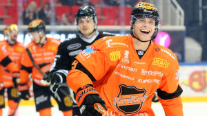 Trevor Mingoia gjorde KooKoos kvitteringsmål i den tredje perioden. Trevor Mingoia ler.