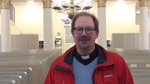 Rune Lindblom är präst i Korsholms svenska församling. Han förrättar vanligen en begravning per vecka i Korsholms kyrka i Gamla Vasa. Rune Lindblom, präst i Korsholms svenska församling i Korsholmskyrka iklädd en röd jacka och prästkrage.