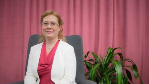 Språkforskaren Jenny Stenberg-Sirén har sammanställt en rapport om unga finlandssvenskars språkanvändning. "När det kommer till finska så fokuserar många unga på kommunikativa färdigheter och på att göra sig förstådda", säger hon. Språkforskaren Jenny Stenberg-Sirén sitter i en stol