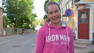 En kvinna i rosa kläder, hon heter Henrika Backlund.