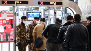 Soldater kontrollerade presumtiva passagerare på järnvägsstationen i Milano på måndagen. Soldater kontrollerade presumtiva passagerare på järnvägsstationen i Milano på måndagen.